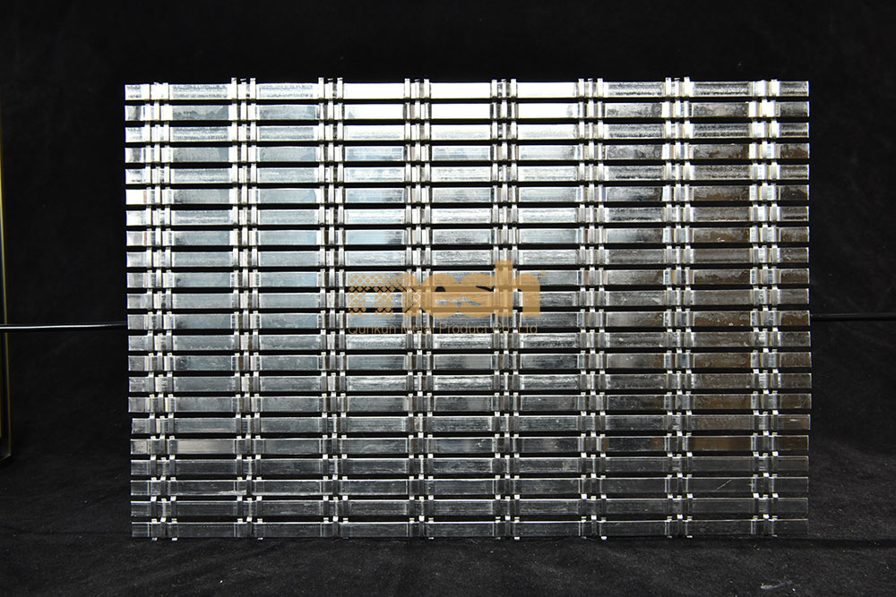 Accurate Laying of Architectural Woven Mesh: Ensuring a Flat and Even Fence