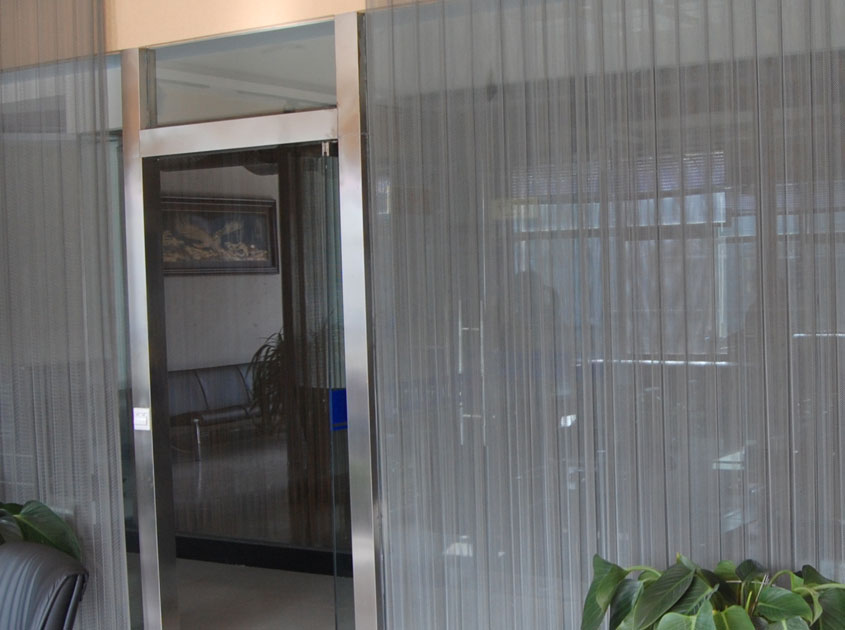 Metal mesh curtains that can be customized and adjusted